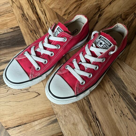 Converse Chuck Taylor Low Sneakers in Red - Picture 1 of 6